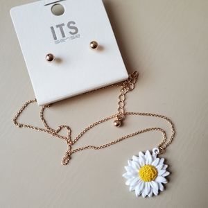 New Boutique daisy necklace and gold earring set